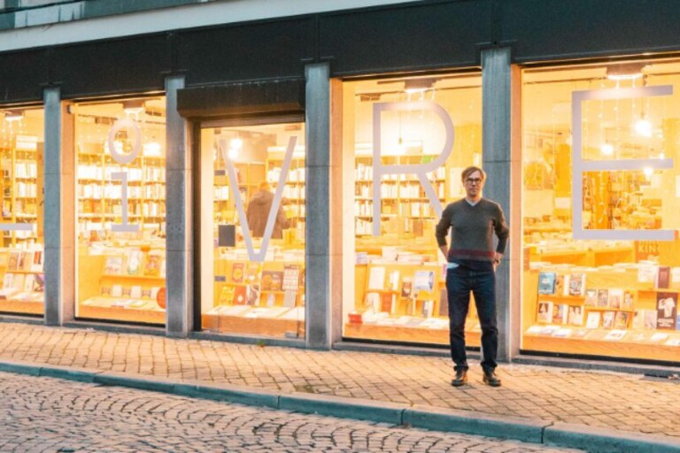 La librairie Livre aux trésors, place Xavier Neujean, est sur Localisy. ©Localisy