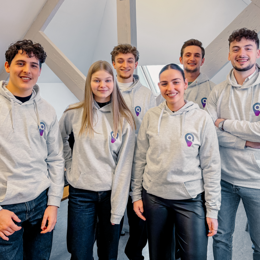 Guillaume Petta accompagné d’une partie de ses collaborateurs travaillant sur la plateforme localisy.com.