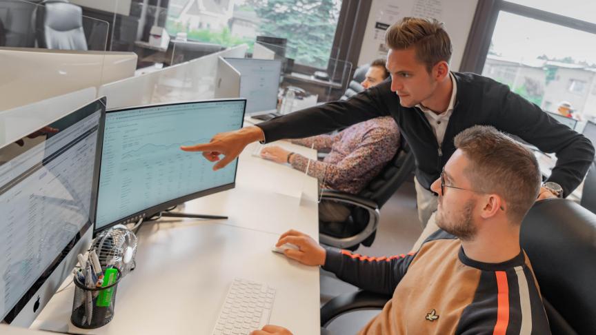 Guillaume Petta dans les locaux de Localisy.com avec ses collaborateurs