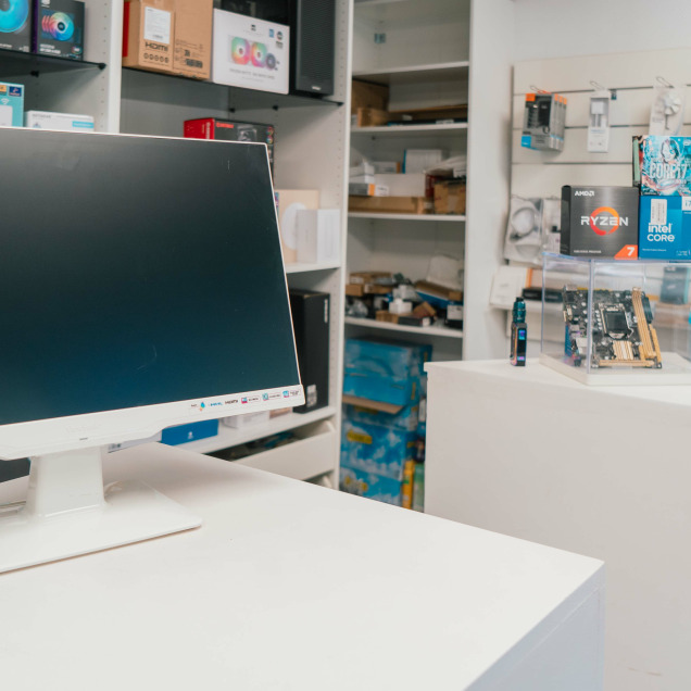 Comptoir du magasin d'informatique Pecebel à Liège, avec des produits de technologie tels que des processeurs, cartes mères et périphériques.