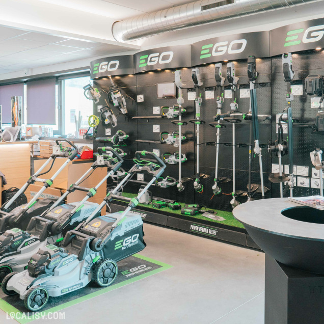 Rayon d'équipements d'entretien de jardin au magasin Bonhomme Vert à Theux.
