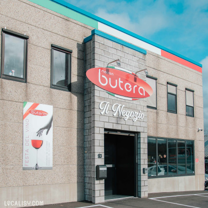 Façade du magasin d'alimentation italienne La Maison Butera à Seraing avec son enseigne et entrée principale.