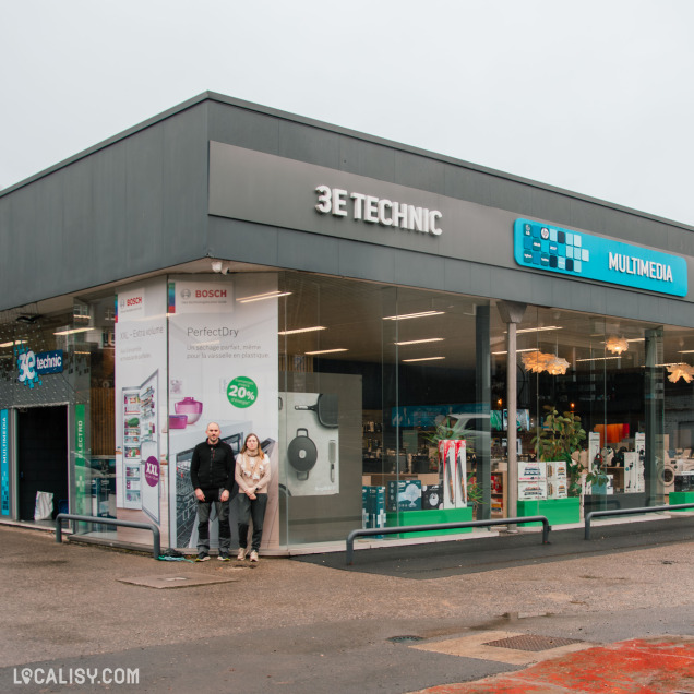 Façade du magasin d’électroménagers 3E Technic à Trois-Ponts avec ses propriétaires devant l’entrée.