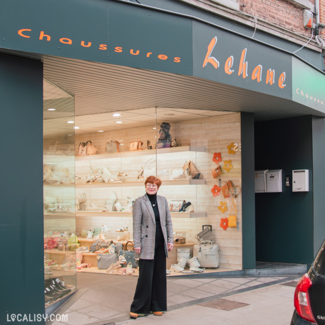 Vue détaillée de la vitrine du magasin Lehane, exposant une collection de chaussures tendance accompagnées de sacs à main assortis dans un décor lumineux et épuré.