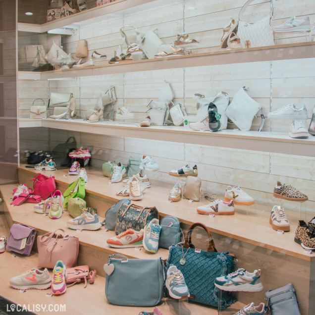 Vue détaillée de la vitrine du magasin Lehane, exposant une collection de chaussures tendance accompagnées de sacs à main assortis dans un décor lumineux et épuré.