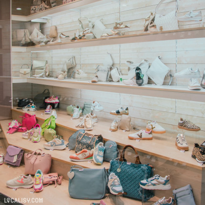 Vue détaillée de la vitrine du magasin Lehane, exposant une collection de chaussures tendance accompagnées de sacs à main assortis dans un décor lumineux et épuré.