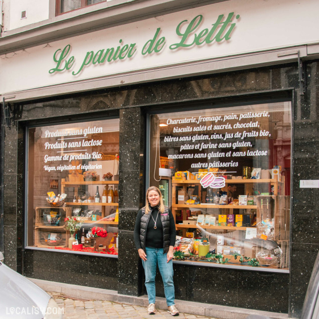 Gérante du magasin d’alimentation bio et sans gluten Le Panier de Letti à Huy devant son commerce.