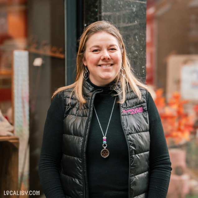 Gérante du magasin d’alimentation bio et sans gluten Le Panier de Letti à Huy devant son commerce.