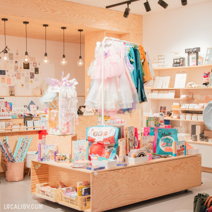 Espace enfant du magasin de cadeaux Et puis zut à Liège, avec des jeux, déguisements et activités ludiques.