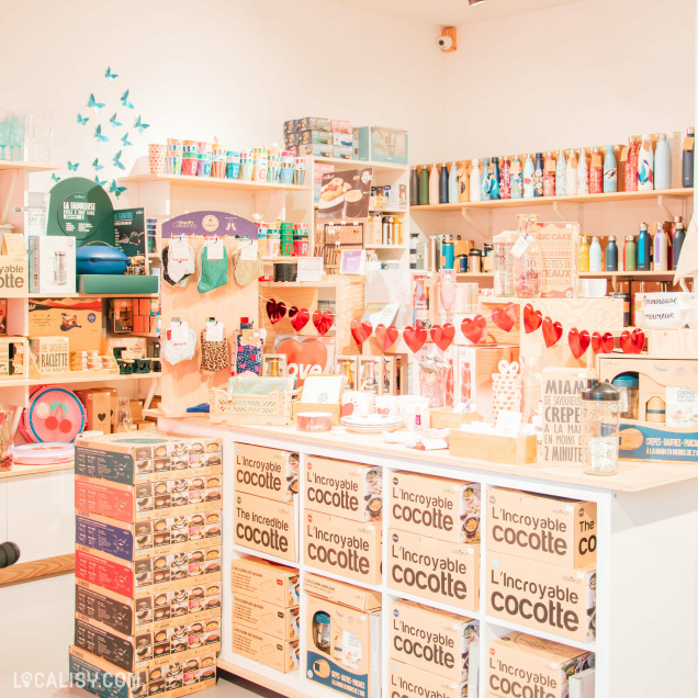 Rayons du magasin de cadeaux Et puis zut à Liège, avec un large choix de jouets éducatifs et d'articles originaux.