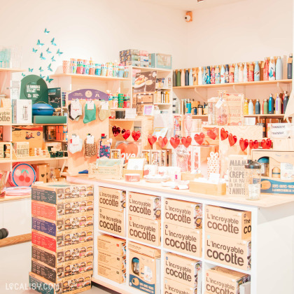 Rayons du magasin de cadeaux Et puis zut à Liège, avec un large choix de jouets éducatifs et d'articles originaux.