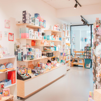 Intérieur du magasin de cadeaux Et puis zut à Liège, proposant des objets décoratifs, accessoires et idées cadeaux uniques.