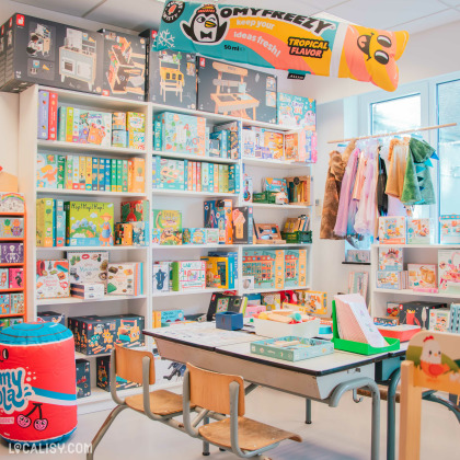 Caisse du magasin de cadeaux Et puis zut à Liège, mettant en avant une ambiance chaleureuse et une sélection d’articles tendances.