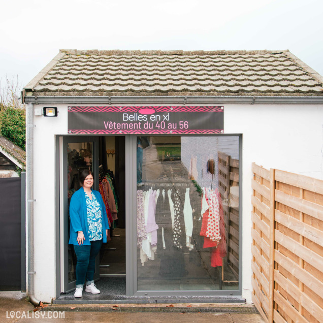 Devanture du magasin Belles en XL à Nandrin, boutique de vêtements pour femmes du 40 au 56.