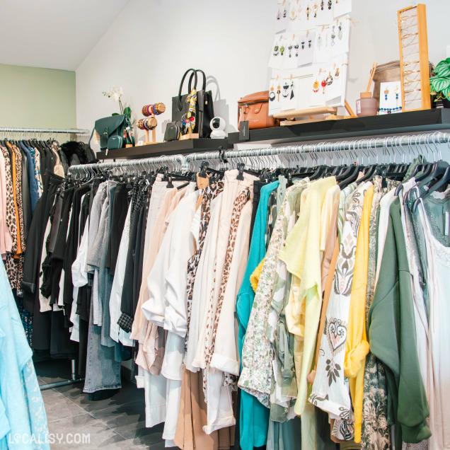 Rayons de vêtements colorés exposés chez Belles en XL à Nandrin, spécialiste de la mode féminine grande taille.