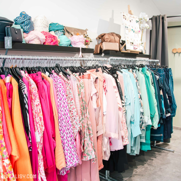 Présentation de vêtements aux teintes neutres et accessoires de mode chez Belles en XL à Nandrin.