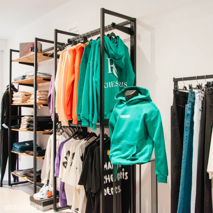 Rayons de vêtements d'hiver et de soirée dans le magasin Neo Store à Huy.