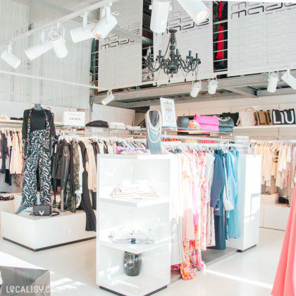 Intérieur du magasin de vêtements Made by Vanessa à Huy, présentant des articles de mode soigneusement disposés.