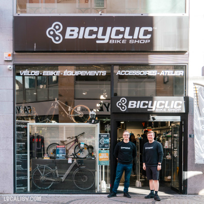 Façade du magasin Bicyclic Bike Shop à Liège avec son enseigne et une vitrine exposant des vélos.