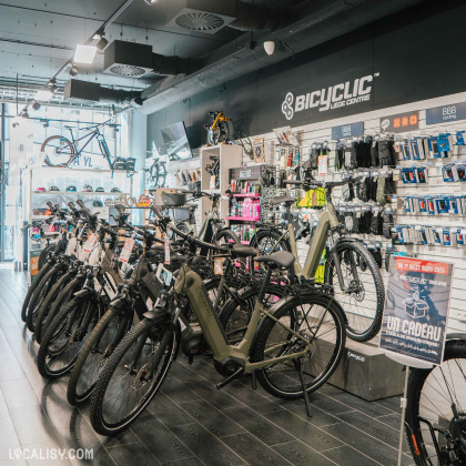Présentation de vélos et accessoires chez Bicyclic Bike Shop à Liège dans un espace moderne.
