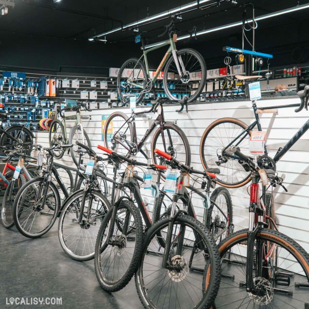 Rayon de vélos de route et gravel chez Bicyclic Bike Shop à Liège avec divers modèles exposés.