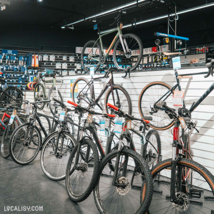 Rayon de vélos de route et gravel chez Bicyclic Bike Shop à Liège avec divers modèles exposés.