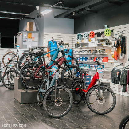 Gamme de vélos électriques et casques de protection chez Bicyclic Bike Shop à Liège.