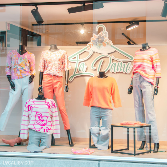 Vitrine du magasin La Dame à Malmedy, spécialisée en prêt-à-porter féminin tendance.