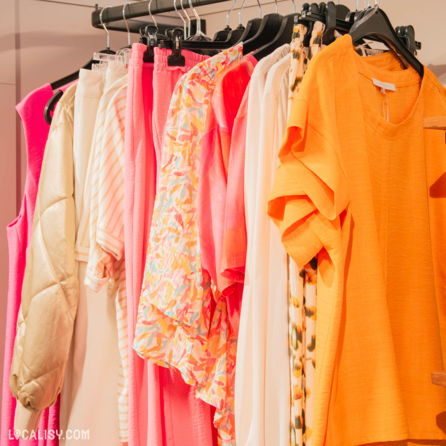 Sélection de tenues estivales chez La Dame à Malmedy, magasin de mode féminine.