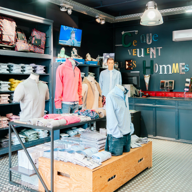 Intérieur du magasin Ce que veulent les hommes à Huy, proposant des vêtements tendance pour homme.