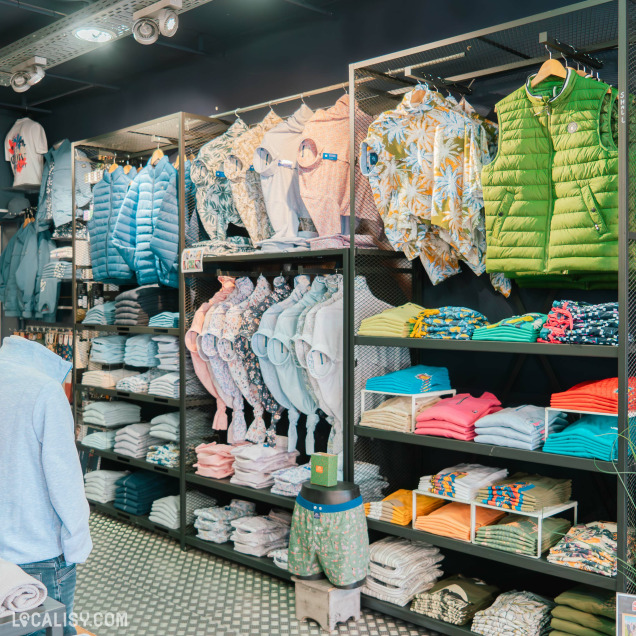 Rayon de chemises colorées dans le magasin de vêtements pour homme Ce que veulent les hommes à Huy.