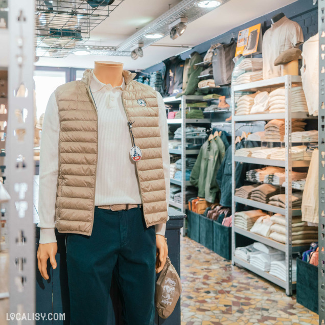 Mannequin habillé avec une tenue élégante dans le magasin Ce que veulent les hommes à Huy.