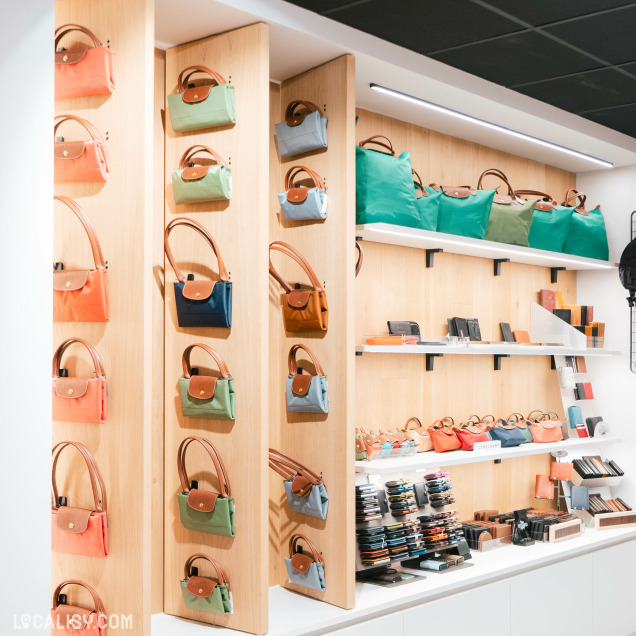 Présentation de sacs à main haut de gamme dans le magasin Peau d’âne à Spa, maroquinerie et bagagerie.