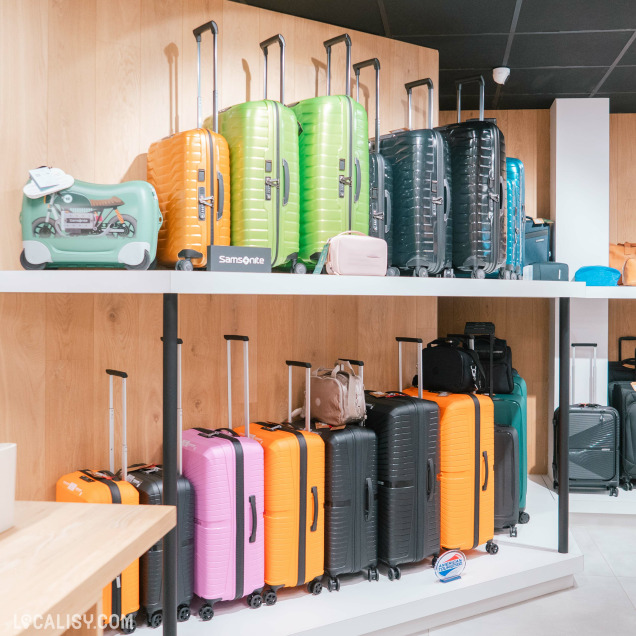 Rayons de sacs en cuir et accessoires exposés chez Peau d’âne à Spa, commerce de maroquinerie et bagagerie.