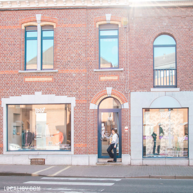 Façade extérieure de Boutique Yes à Amay, magasin de vêtements pour femmes.