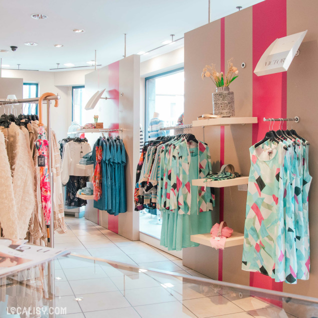 Rayons de vêtements colorés pour femmes chez Boutique Yes à Amay, commerce de vêtements.