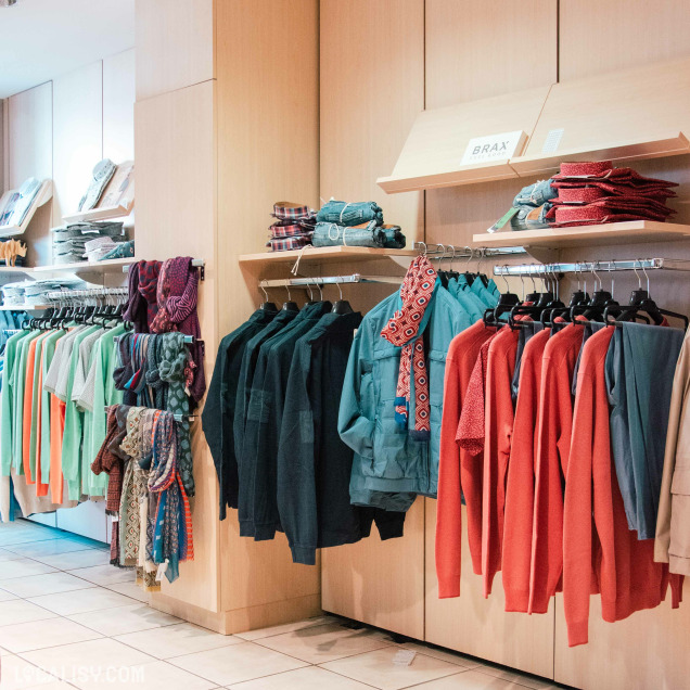 Sélection de robes et tenues estivales chez Boutique Yes à Amay, commerce de vêtements.