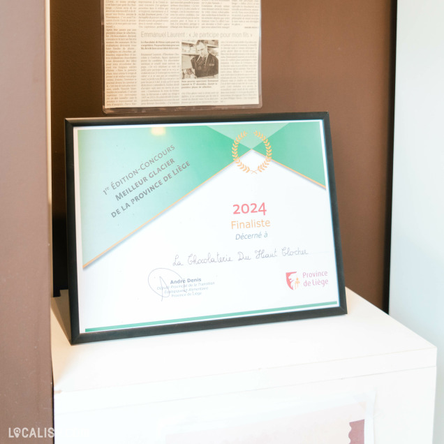Diplôme encadré indiquant que "La Chocolaterie du Haut Clocher" est finaliste du concours 2024 du meilleur glacier de la province de Liège.