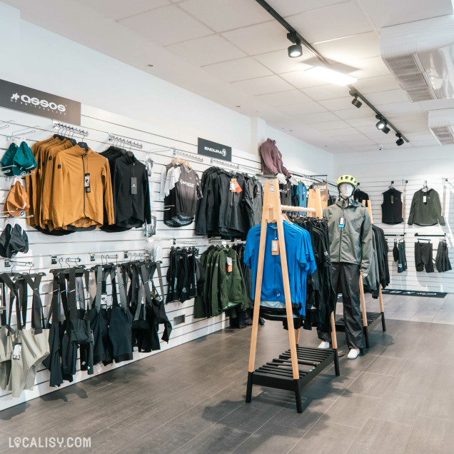 Équipement textile et accessoires cyclistes chez Bicyclic à Marche-en-Famenne, commerce de vélos.