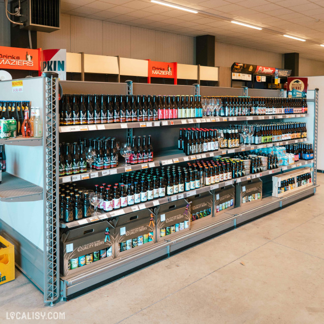 Rayons de bières belges chez Brasserie Maziers à Marche-en-Famenne, commerce de boissons.