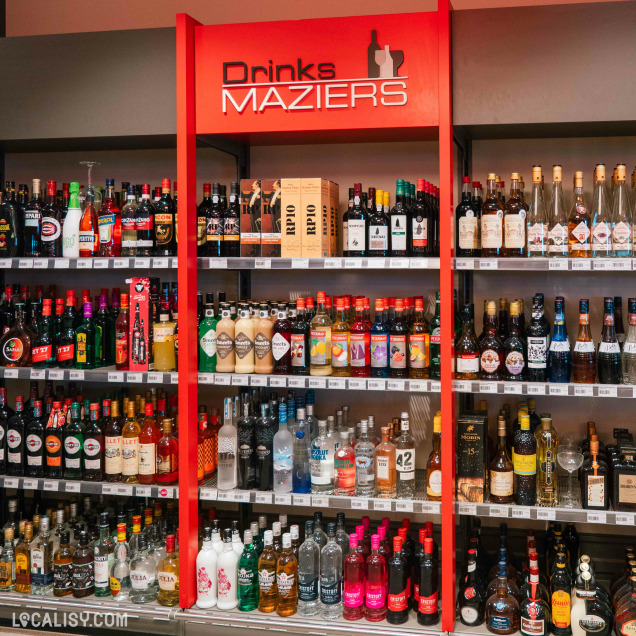 Étagère de spiritueux variés chez Brasserie Maziers à Marche-en-Famenne, magasin de boissons.
