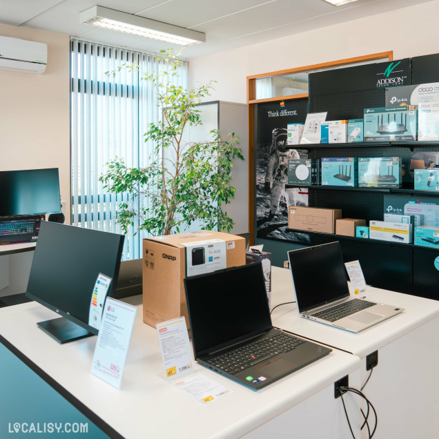 Ordinateurs portables et périphériques en présentation chez SBI, magasin informatique à Marche-en-Famenne.