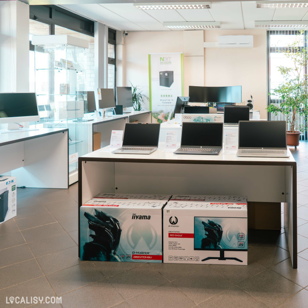 Intérieur du magasin SBI à Marche-en-Famenne, spécialisé dans le matériel informatique.