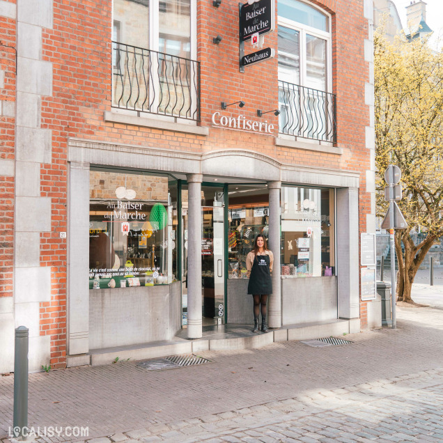 Façade du magasin Au Baiser de Marche à Marche-en-Famenne, pâtisserie et confiserie artisanale.