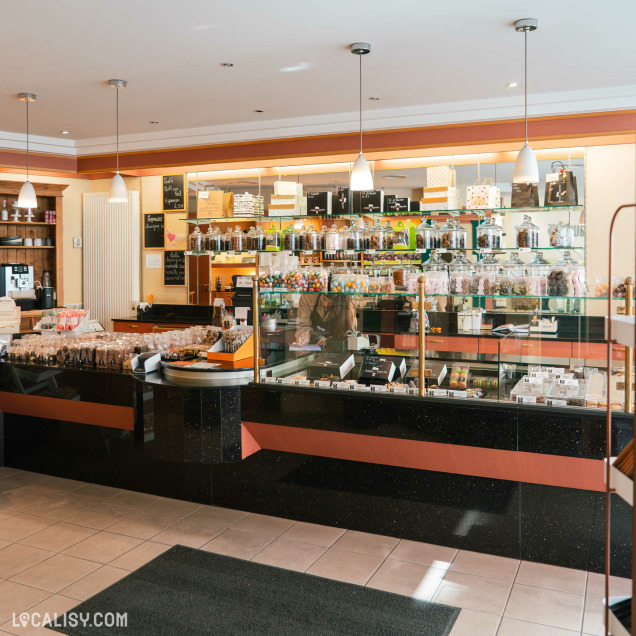 Comptoir de douceurs artisanales chez Au Baiser de Marche à Marche-en-Famenne, commerce de pâtisserie.