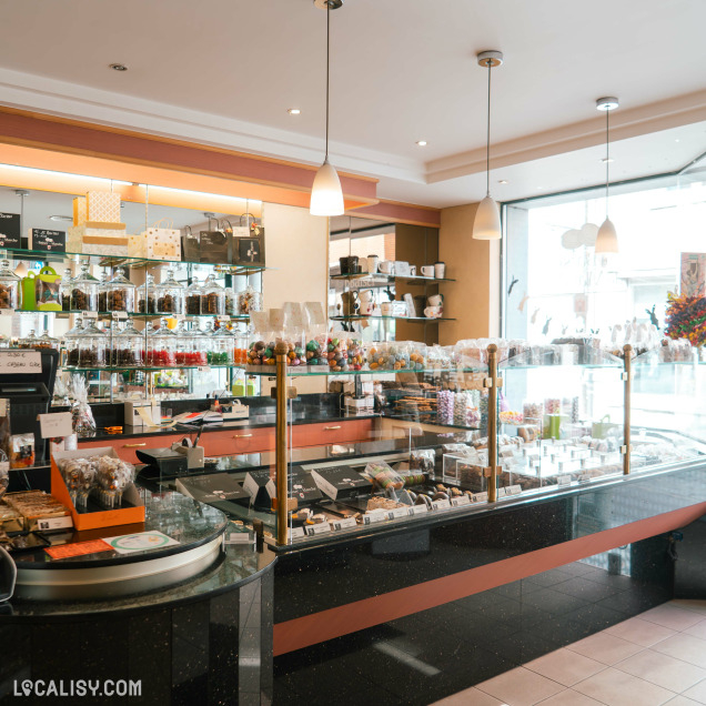 Présentation de produits sucrés artisanaux chez Au Baiser de Marche à Marche-en-Famenne, commerce de pâtisserie.
