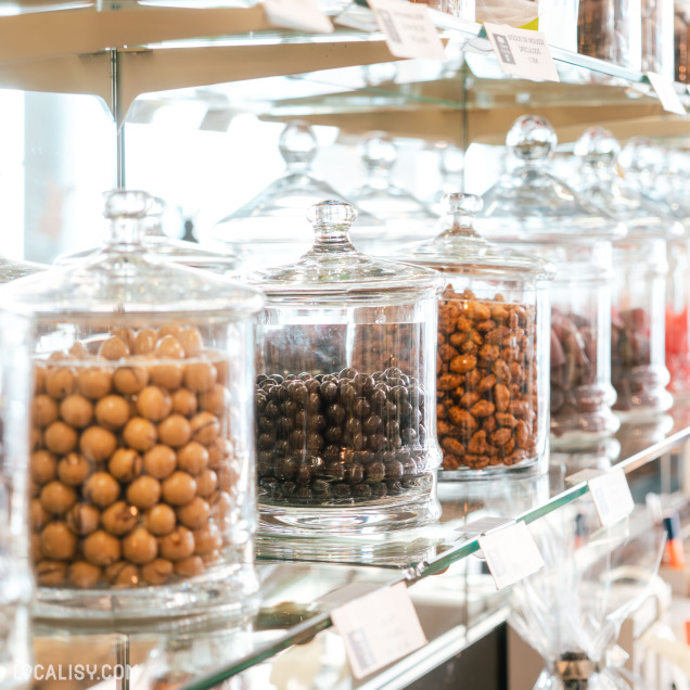Bocaux de confiseries artisanales chez Au Baiser de Marche à Marche-en-Famenne, commerce de pâtisserie.