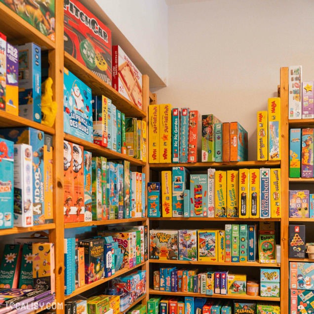 Jeux d’extérieur et trottinettes chez La Boîte à Malices à Marche-en-Famenne.