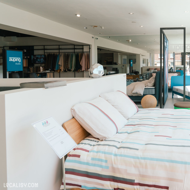 Présentation de lits Auping en vitrine chez Beds & Interiors à Liège.