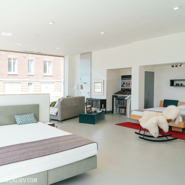 Vue intérieure du showroom Beds & Interiors à Liège, dédié au sommeil et à la literie.